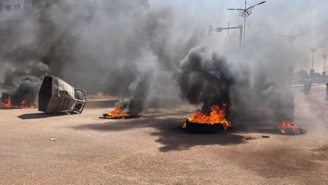 FILE: Foto of wia dem dey burn tyres and oda tins for Burkina faso