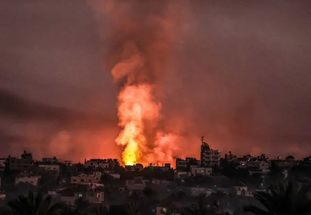 ग़ज़ा पर इसराइली हमले के बाद उठता धुंआ