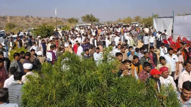 साध्वी प्रेम बाईसा यांचं अंतिम दर्शन घेण्यासाठी मोठ्या संख्येने अनुयायी त्यांच्या गावात पोहोचले होते.