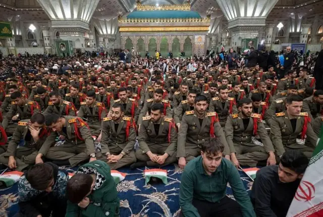 ইরানের সামরিক বাহিনীর অনেক সদস্য বসে আছেন