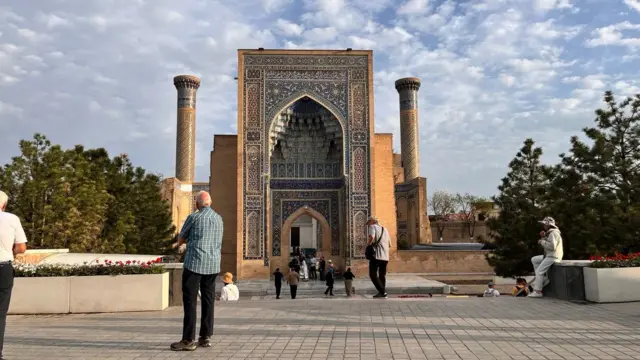 Сайёҳларнинг аксарияти, асосан, тарихий иморатлар ва музейлар билан чекланади. 