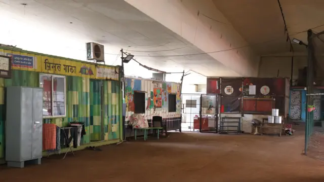 पुलाखाली भरणारी शाळा 