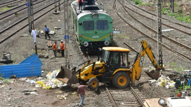 लोकल प्रवासाचा रोजचा संघर्ष - ‘आमच्या खासदाराने आमच्यासोबत गर्दीच्यावेळी लोकलने प्रवास करून पाहावा..!’