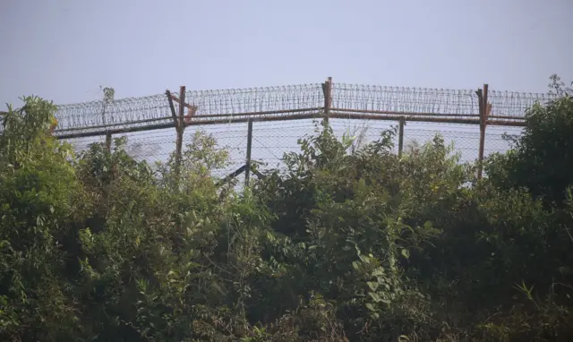 বাংলাদেশ মিয়ানমার সীমান্তে কাঁটা তারের বেড়া