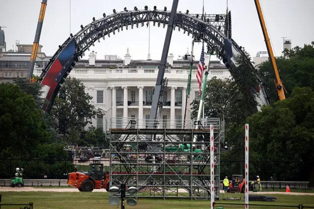 En la imagen de la fachada de la Casa Blanca se interponen grúas, arcos metálicos y andamios.