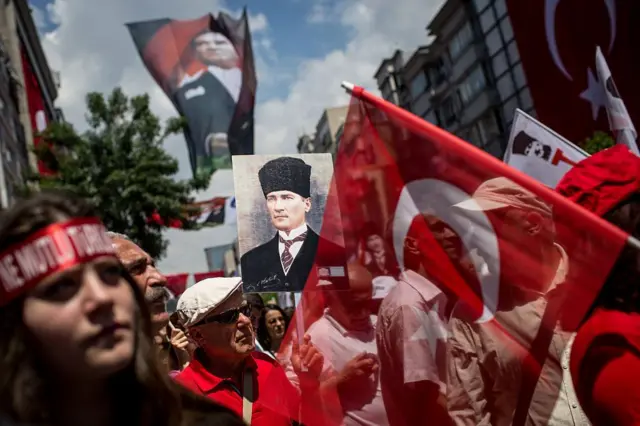 Orang-orang berpartisipasi dalam pawai untuk merayakan pendiri Turki modern Mustafa Kemal Ataturk pada 19 Mei 2016 di Istanbul, Turki.