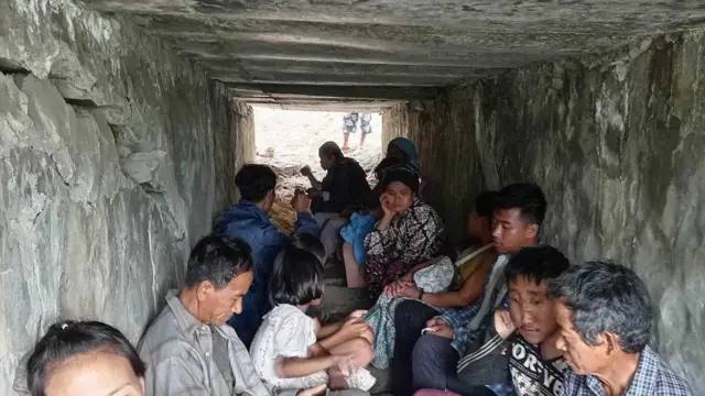 လေကြောင်းအန္တရာယ်စိုးရိမ်ပြီး ဘေးလွတ်ရာ ထွက်ပြေးနေကြတဲ့ တွန်းဇံမြို့ ဒေသခံတွေ 