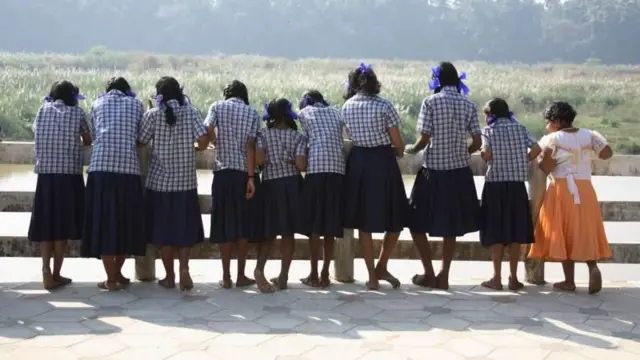 शाळेतील मुली