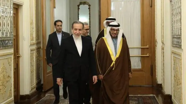 انور محمود قرقاش در ساختمان وزارت خارجه ایران با عباس عراقچی دیدار و گفتگو کرد.