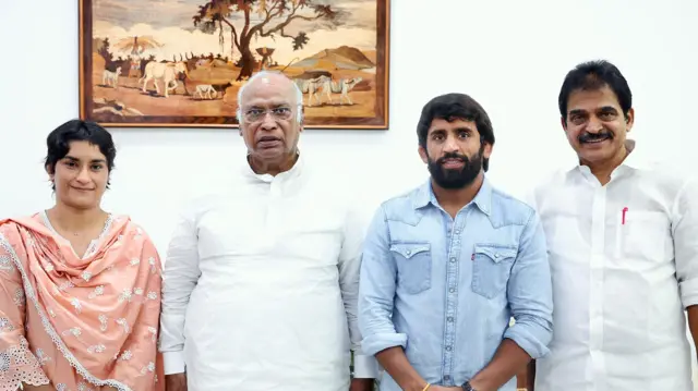 બંને કુશ્તીબાજોએ કૉંગ્રેસમાં સામેલ થતાં પહેલા પાર્ટી અધ્યક્ષ મલ્લિકાર્જુન ખડગેની મુલાકાત કરી હતી 