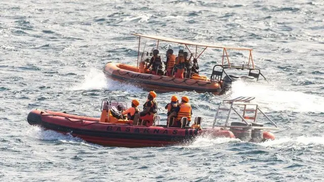 Tim Basarnas mencari korban KMP Tunu Pratama Jaya di dekat Pelabuhan Gilimanuk, Bali, pada Kamis (03/07).