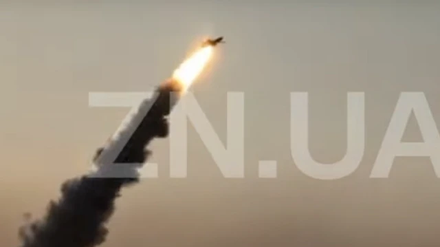 Взлетающая в зыках пламени крылатая ракета, оставляющая за собой густой черный дым