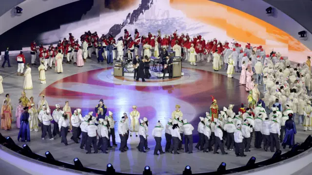 Предполагалось, что участники Олимпиады должны выйти на парад вместе, а не в составе национальных делегаций: таким образом они должны были продемонстрировать единство спортсменов всего мира