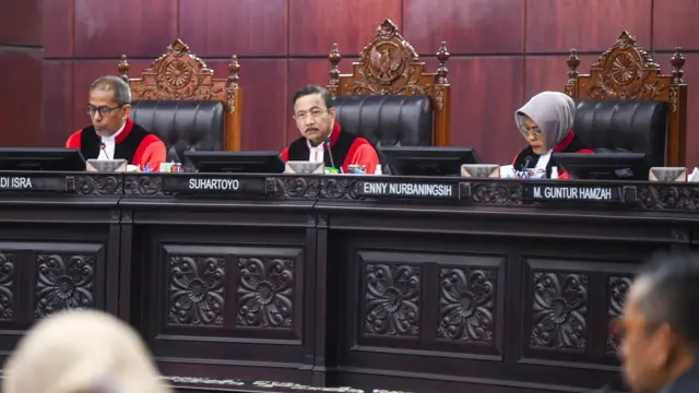 Ketua Mahkamah Konstitusi (MK) Suhartoyo (tengah) didampingi Wakil Ketua Saldi Isra (kedua kiri) dan Hakim Konstitusi Enny Nurbaningsih (kanan) memimpin sidang pembacaan putusan permohonan uji materi di Gedung Mahkamah Konstitusi, Jakarta, Kamis (23/7/2026).