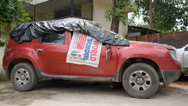 लाल रंगाच्या याच डस्टर कारमध्ये चार जणांसह आर्यन होता
