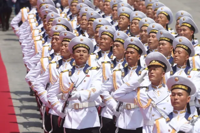 Oficiais militares da Marinha da Coreia do Norte marchando durante uma cerimônia de boas-vindas