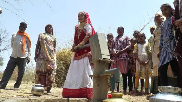 હેન્ડપંપ પર પાણી ભરતી દુલ્હન