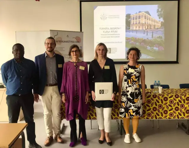 ዶ/ር ኤቫ (መሀል) ከባልደረቦቿ ጋር