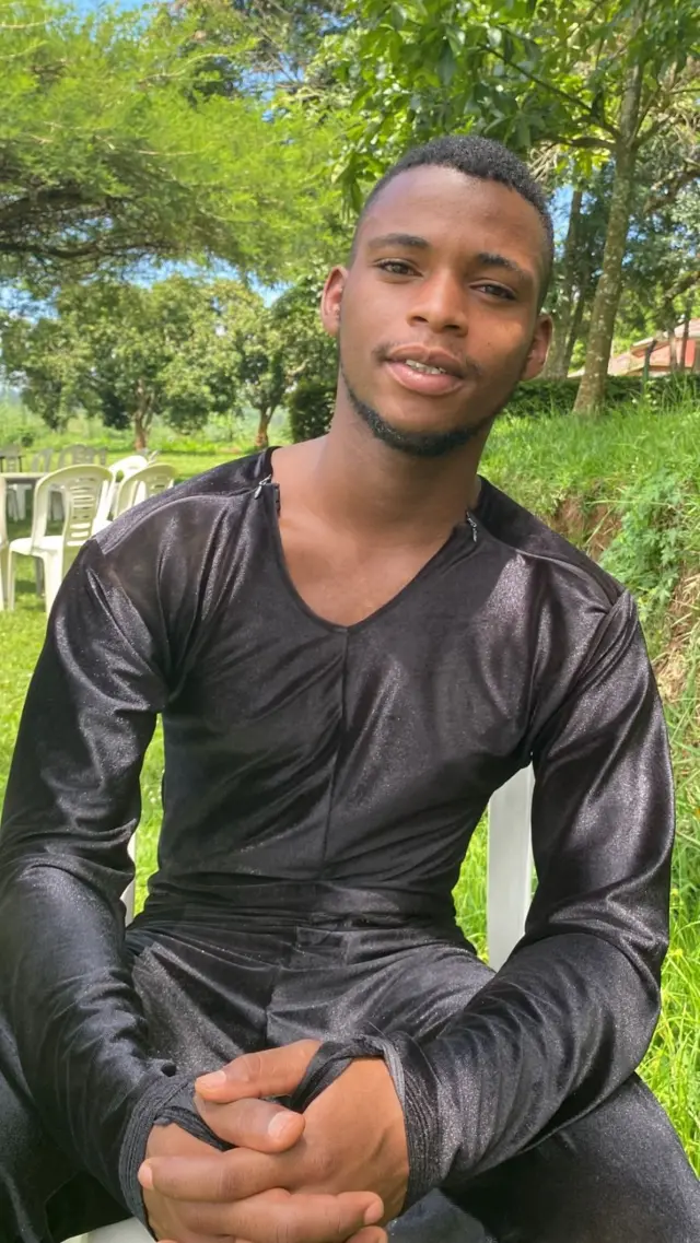 Patrick Irakiza yicaye yambaye imyenda y'igikara ari mu kiganiro na BBC