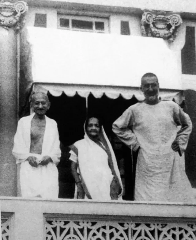 बाएं से दाएं- महात्मा गांधी, कस्तूरबा गांधी (बीच) और ख़ान अब्दुल ग़फ़्फ़ार ख़ान
