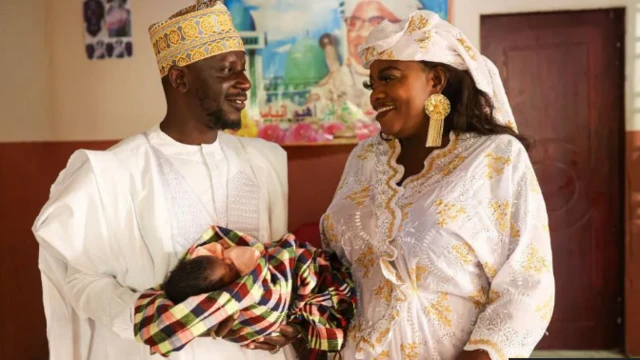 Namiji ɗauke da jariri da wata mace