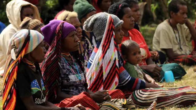 Warga pegunungan menunggu panggilan saat akan memberikan hak suaranya pada Pemilu serentak 2024 Sistem Noken di Kampung Algoni, Distrik Piramid, Kabupaten Jayawijaya, Provinsi Papua Pegunungan, Rabu (14/02).