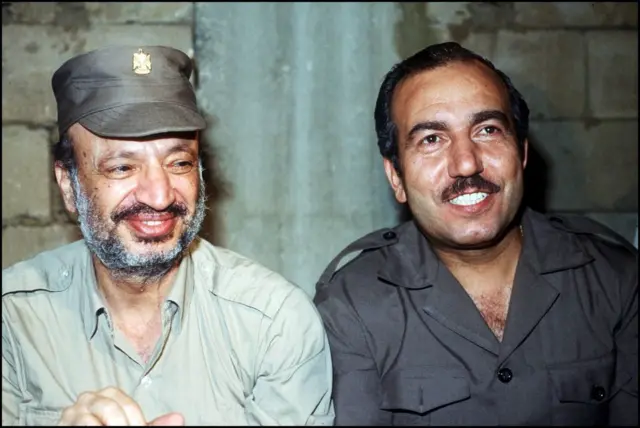 خلیل الوزیر رئیس شاخه نظامی فتح در کنار یاسر عرفات