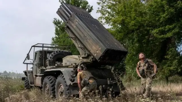 Украина кучлари Донецкдаги мавқеларини сақлаш йўлида курашмоқдалар.