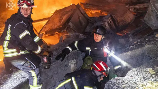 Російські війська вдарили по терміналу «Нової пошти» в Харківській області. На Фото - наслідки. Рятувальники працюють