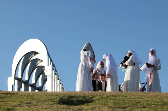 نساء عربيات مسلمات يحضرن الصلاة خلال عيد الفطر في حديقة على شاطئ في تل أبيب، إسرائيل