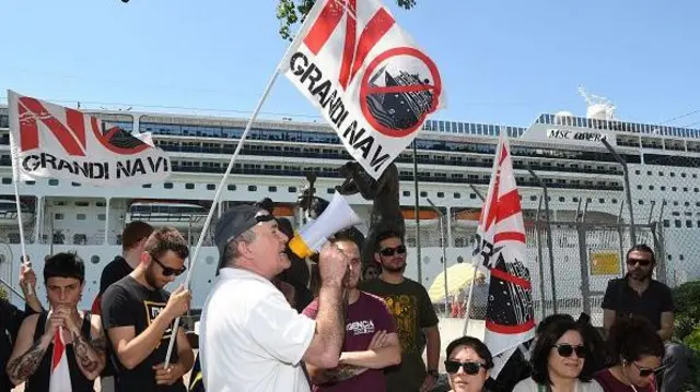 Protesto contra grandes navios em Veneza