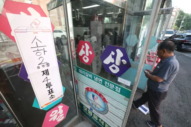 경기 광명시 소하동 상상초월돼지갈비 식당에 마련된 소하2동 제4투표소를 찾은 유권자들이 한표를 행사하고 있다.