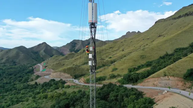 Pekerja memeriksa 'compact mobile BTS' di Desa Golo Mori, Labuan Bajo, Manggarai Barat, NTT, Kamis (4/5/2023).