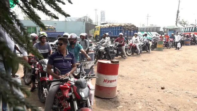 রাজশাহীর একটি ফিলিং স্টেশনে লম্বা লাইনে যানবাহনের অপেক্ষা 