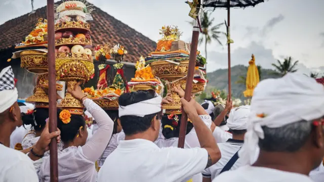 ኣብ ባሊ፡ ሰባት ንኣማልኽቲ ውህብቶን መብጽዓታትን የብጽሑ