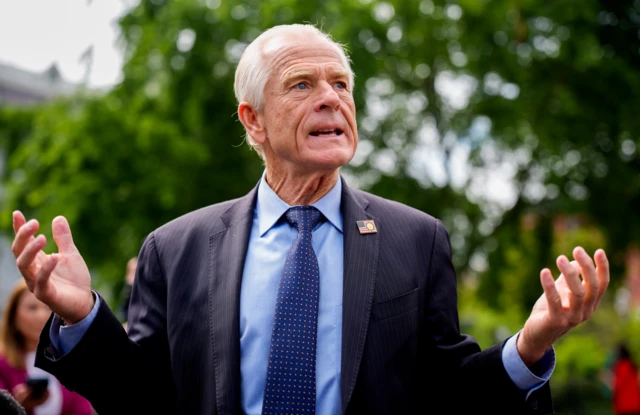 இந்திய மக்களின் இழப்பில் பிராமணர்கள் லாபம் ஈட்டுவதாக நவாரோ கூறியிருந்தார்.