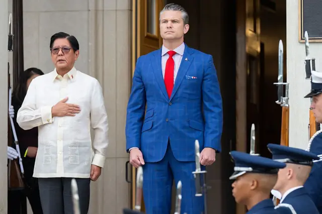 Bộ trưởng Chiến tranh Hoa Kỳ Pete Hegseth chào đón Tổng thống Philippines Ferdinand Marcos Jr. tại Lầu Năm Góc ở Washington DC vào ngày 21/7/2025