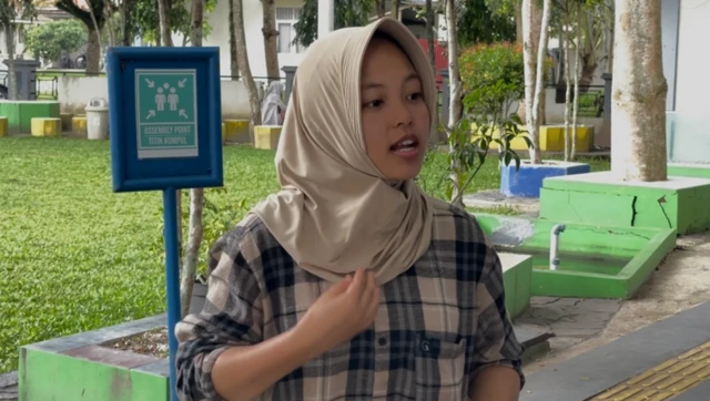 Zahira, 15 tahun, putri tunggal Nur Amira, sangat tertekan dengan keadaan yang menimpa sang ibu.