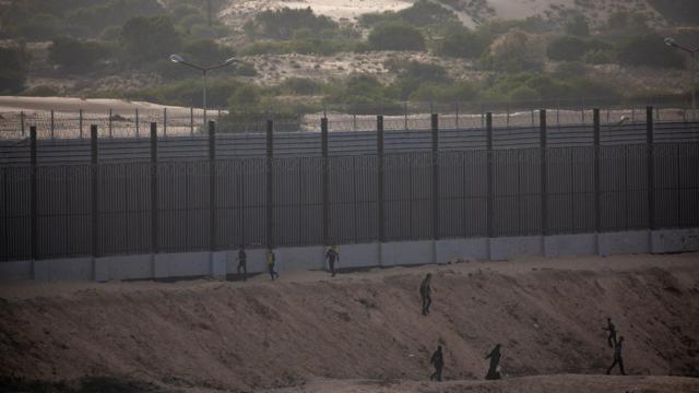فلسطينيون على الحدود مع مصر.
