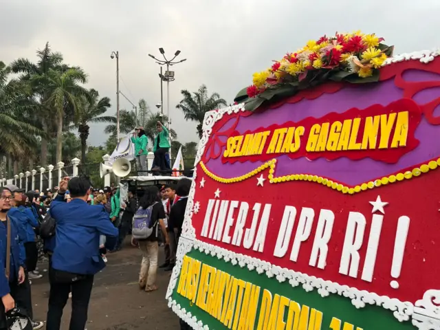 Para mahasiswa meneruskan aksi di depan gedung DPR/MPR RI, pada Senin (15/06).