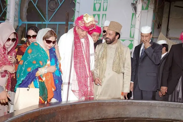 پاکستان کے وزیر اعظم راجہ پرویز اشرف اور ان کی اہلیہ نصرت پرویز اشرف نے مارچ 2013 میں اجمیر کی درگاہ پر حاضری دی تھی