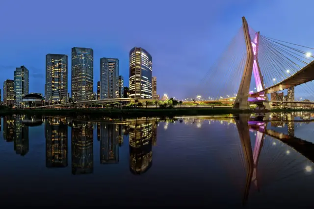Ponte Estaiada e prédios espelhados em São Paulo