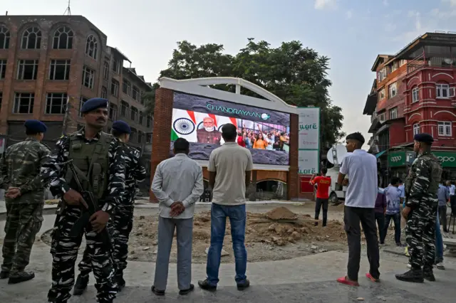 လမျက်နှာပြင်မှာ ရေရှာမယ်