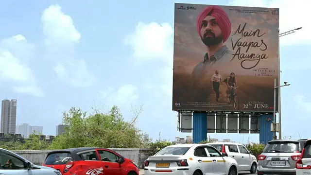 ممبئی میں بالی وڈ فلم ’میں واپس آؤں گا‘ کا پوسٹر