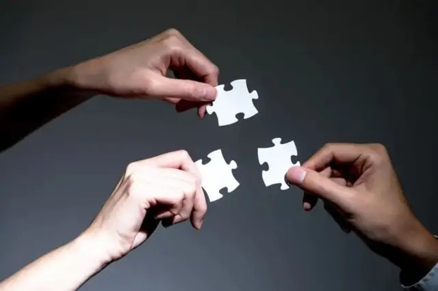 کسی چیستاں کی طرح ہے جو خالی جگہ کو بھرتا ہے