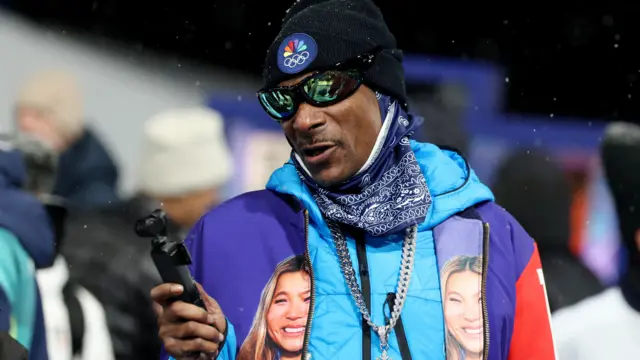 Snoop Dogg — рэпер и почётный тренер сборной США — наблюдает за финалом соревнований по хафпайпу среди женщин в сноуборде
