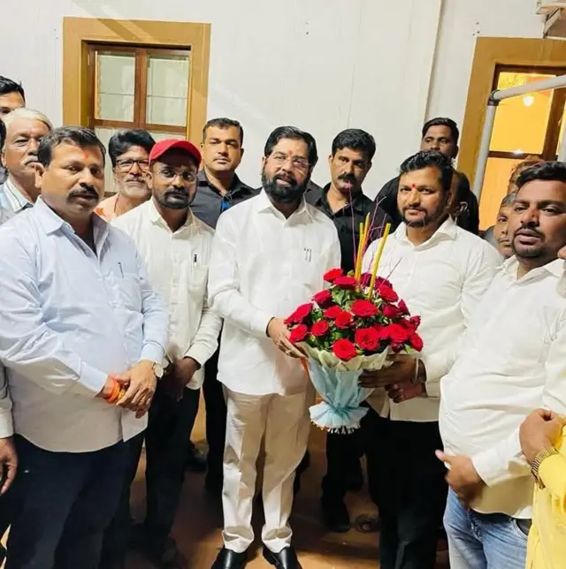 उपमुख्यमंत्री एकनाथ शिंदे कार्यकर्त्यांसोबत