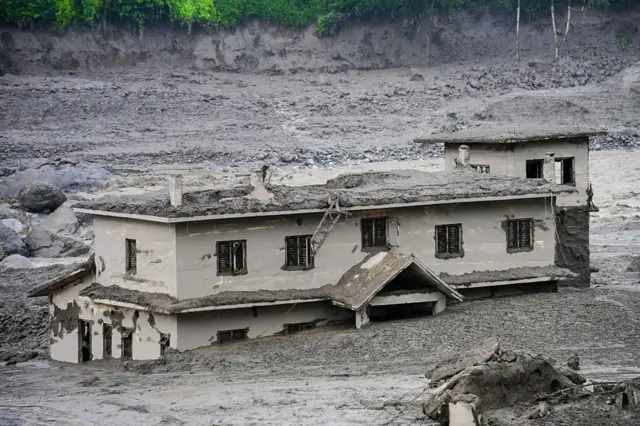 26 ऑगस्ट 2026 रोजी नेपाळमधील नुवाकोट येथे त्रिशूली नदीकाठी आलेल्या महापुरानंतर आणि भूस्खलनानंतरचे दृश्य.