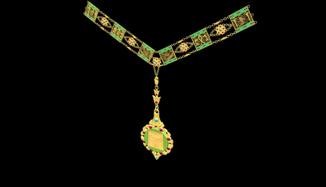 قلادة النيل، مصنوعة من الذهب الخالص، تتكوّن من سلسلة من الوحدات المربعة المفصولة بزهرات دقيقة، مزدانة بالمينا والفيروز والياقوت، وفي مركزها ميدالية مستديرة تجسد وحدة النيل بين الشمال والجنوب.