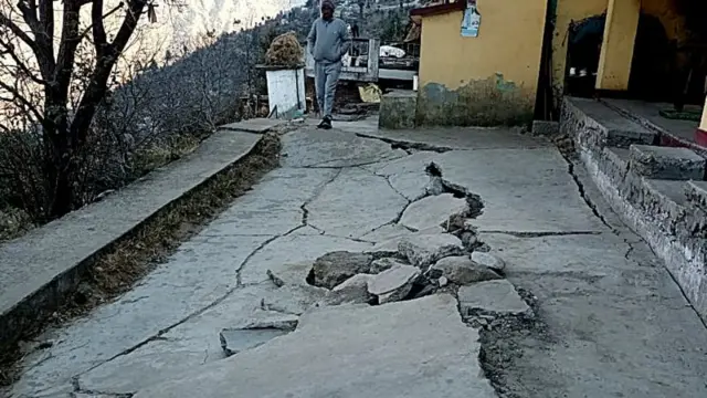 જોશીમઠના ઘરોમાં તિરાડો